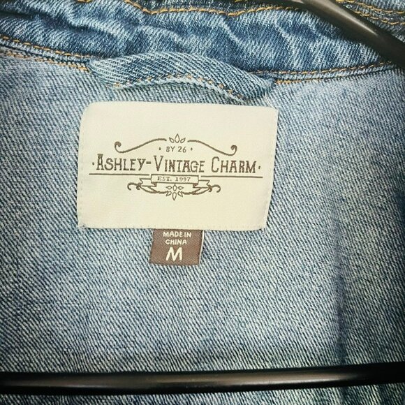 Ashley-Vintage Charm Cropped Denim Trucker Jacket SZ M Distressed - Picture 2 of 7